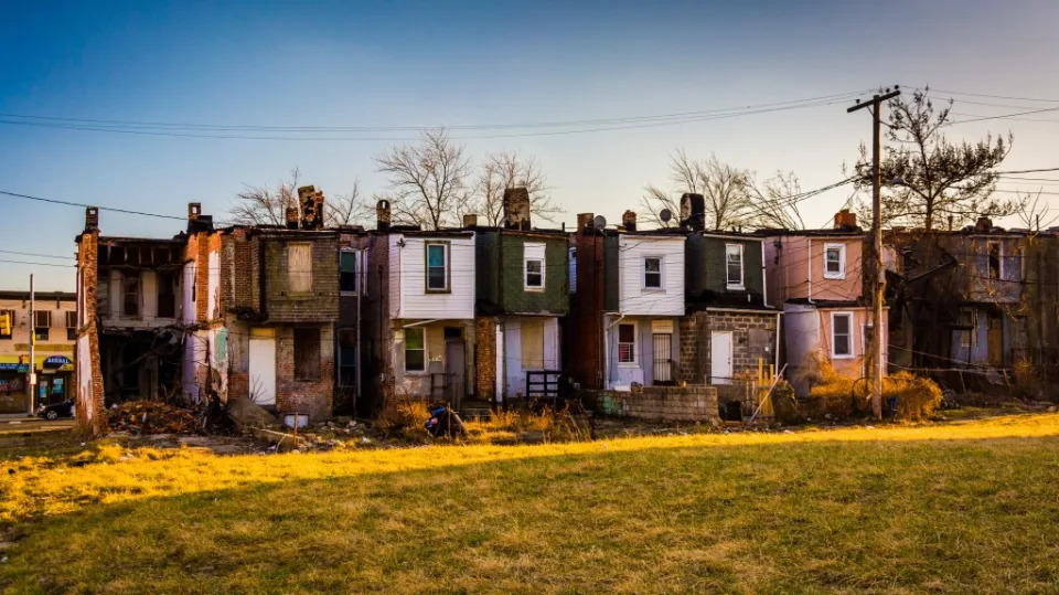 Abandoned row houses in Baltimore. jonbilous – stock.adobe.com