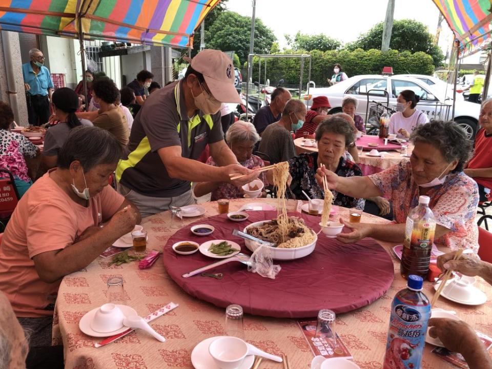 西港區港東關懷據點舉辦重陽節聯誼，特別安排豬腳麵線，讓長輩長壽。(記者盧萍珊攝)