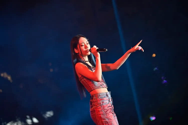 新生代R&B女神「Julia吳卓源」在高雄夢時代跨年晚會開唱。高市府提供