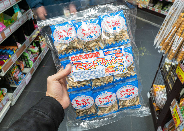 「給食用杏仁小魚乾（給食用アーモンドフィッシュ）」（748日圓・不含稅）。製造商：上野珍味