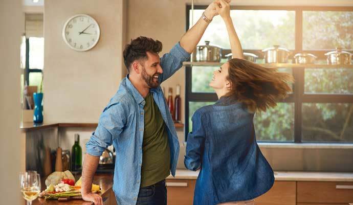 Disfruta de los pequeños momentos de felicidad diaria, márcate un baile en la cocina mientras hacáis la cena. ¡Sácale jugo a la vida! (Foto: Getty)