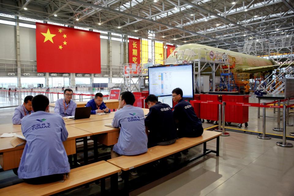 中國私營工廠面臨技術轉型，勞工老化及缺工問題浮現。圖為國營中國商飛公司。路透社