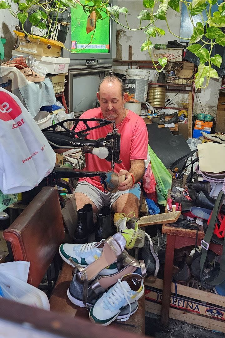 Nadales, en su taller de arreglo de zapatillas