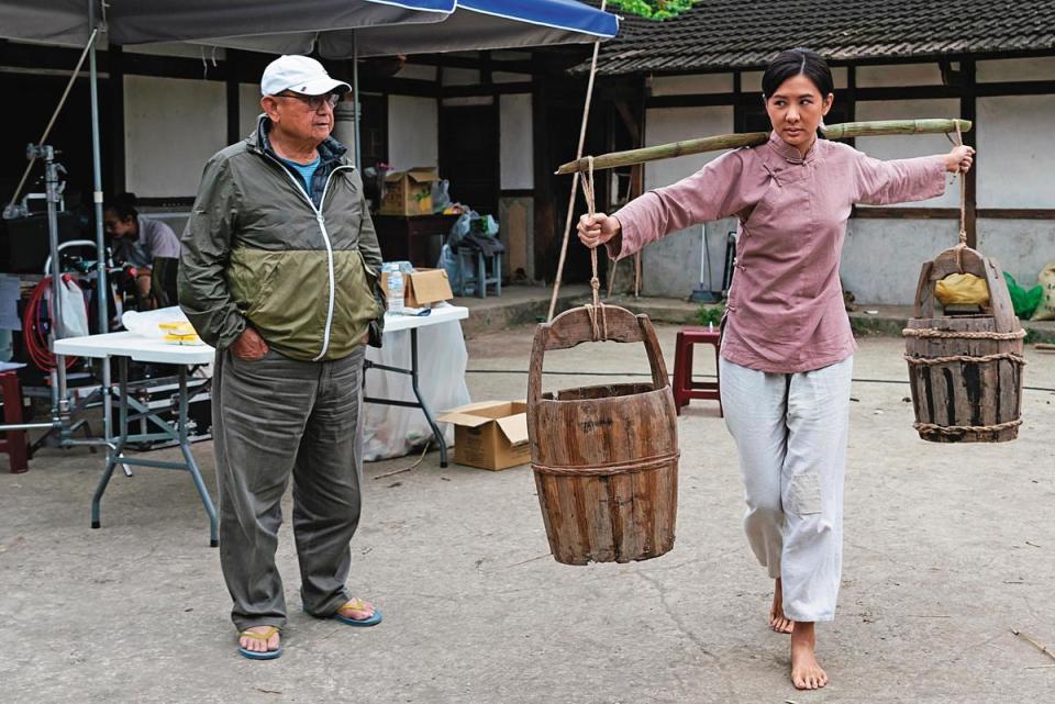 李岳峰（左）親自指導安心亞（右）挑水等農務動作。（公視、禾豐製作提供）