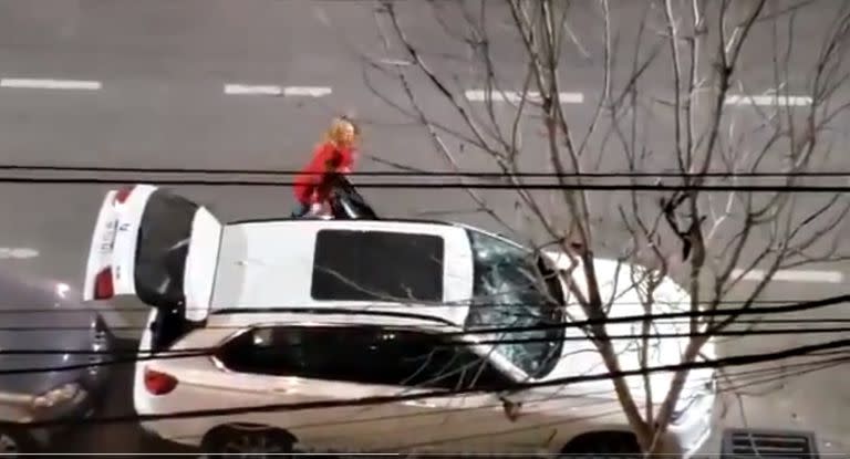 Una mujer destrozó una camioneta en Santa Fe con un matafuego y fue detenida por la policía (Captura de video)