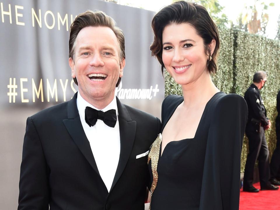 Ewan McGregor and Mary Elizabeth Winstead pose at the red carpet of the 2021 Emmys.