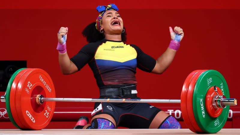 Foto del domingo de la ecuatoriana Neisi Dajomes reaccionando durante la final de la prueba de 76 kilos de halterofilia.