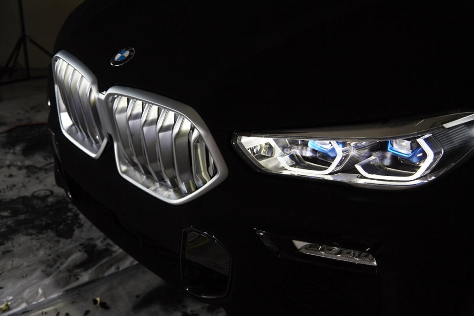 P90363211_highRes_the-bmw-vantablack-x.jpg