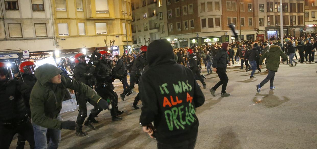 GRAF7572. BILBAO, 22/02/2018.- Carga por parte de agentes de la brigada móvil de la Ertzaintza, momentos antes de comenzar el partido entre el Athletic Bilbao- Spartak de Moscú, de vuelta de dieciseisavos de final de la Liga Europa disputado en San Mamés. EFE/LUIS TEJIDO