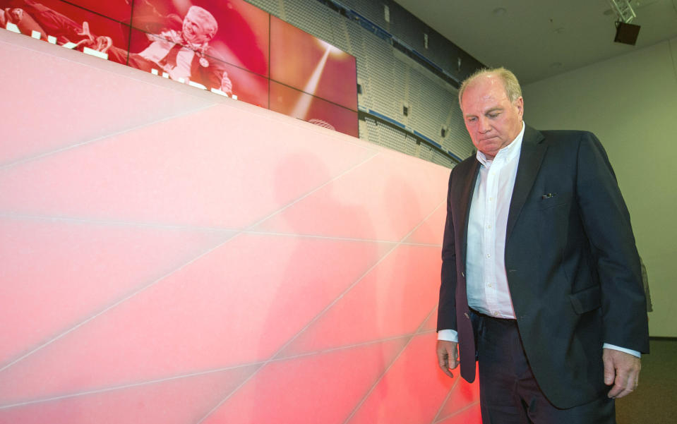 <b>Welche Strafe droht Hoeneß bei einer Verurteilung?</b> <br><br> Der Bundesgerichtshof (BGH) hat entschieden: Wer mehr als eine Million Euro Steuern hinterzieht, erhält keine Bewährungsstrafe mehr, sondern muss ins Gefängnis. Der BGH sagte aber auch: Bei besonders gewichtigen Milderungsgründen ist eine Bewährungsstrafe möglich. Bei schwerer Steuerhinterziehung liegt die Mindestfreiheitsstrafe bei einem halben Jahr. Eine Freiheitsstrafe von bis zu zwei Jahren kann auf Bewährung ausgesetzt werden. Liegt sie darüber, muss Hoeneß ins Gefängnis.