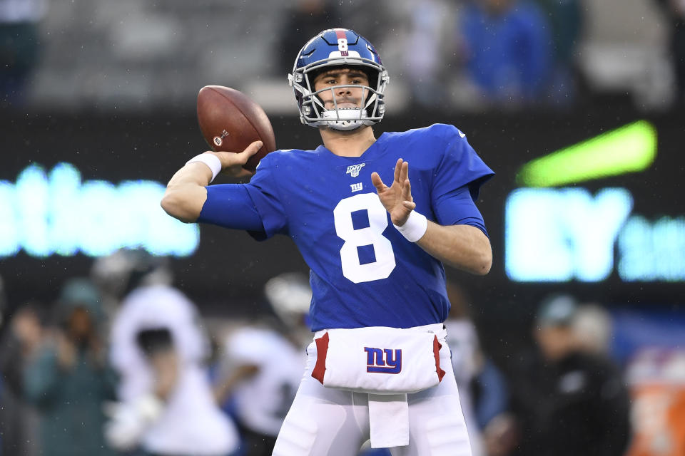 Daniel Jones #8 of the New York Giants warms up prior to the game against the Philadelphia Eagles 