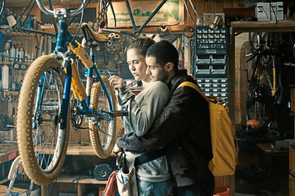 Kurzes Glück: Karim mit seiner Freundin Lilly (Emily Cox) in ihrer Fahrradwerkstatt in Hamburg.<span class="copyright">Neue Impuls Film</span>