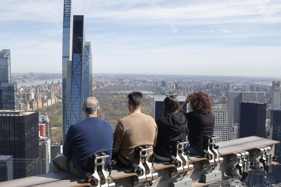 Los neoyorkinos esperan desde lo más alto para ver el fenómeno