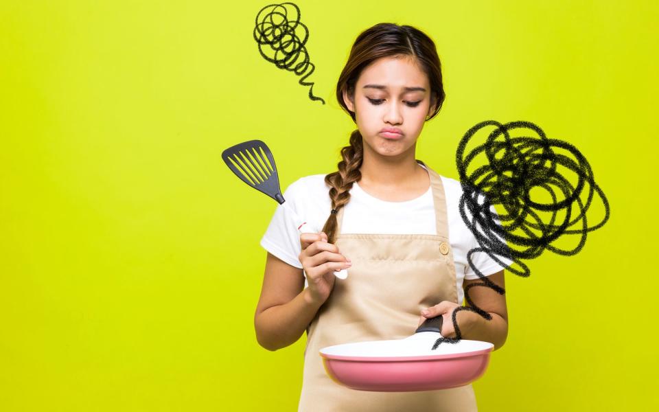 Warum sieht meine Küche eigentlich jedes Mal wie ein Schlachtfeld aus, wenn ich koche? Und warum werden Salate wie auch Bratgemüse immer matschig? Wenn Sie sich diese oder ähnliche Fragen schon häufiger gestellt haben, sollten Sie die folgenden Kochtipps genau lesen und beherzigen. (Bild: iStock / metamorworks)