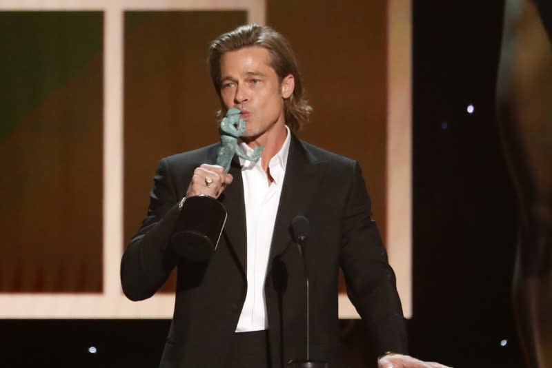 Brad Pitt recibe el galardón como mejor actor de reparto durante la 26 entrega de los Premios del Sindicato de Actores (SAG)