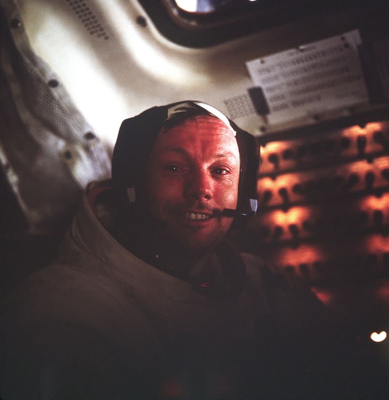 Neil Armstrong en el interior del módulo lunar