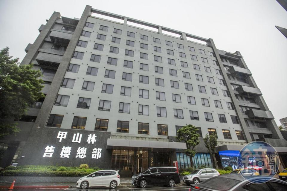 甲山林在台北與高雄成立房展中心，除線上個案可供參觀比較外，還免費提供全民了解房地產相關知識的諮詢服務。