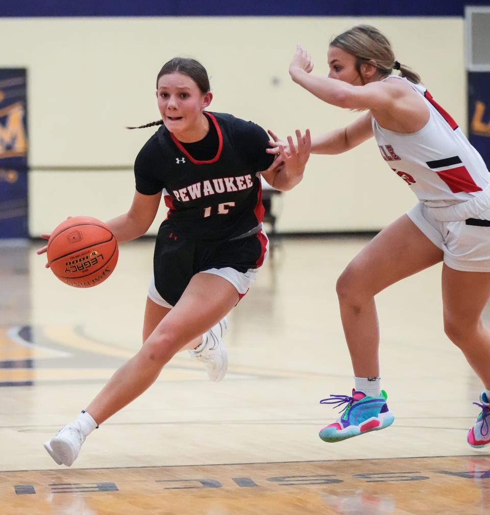 Pewaukee's Kylie Pieper (15) breaks for the paint during the game against Hortonville at the Kettle Moraine Thanksgiving Classic girls basketball tournament in Wales on Friday, Nov. 24, 2023.