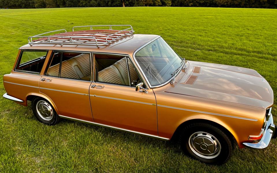 The Simca 1501 Special Estate featured Aeralon upholstery and Champagne Gold paintwork, and the tailgate incorporated a detachable picnic table