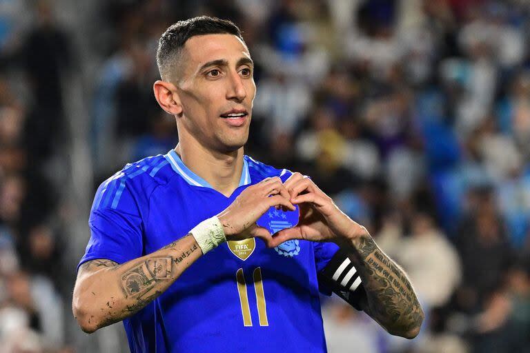 Ángel Di María y su festejo característico, tras anotar con un tiro libre magistral el primer gol argentino frente a Costa Rica, en Los Ángeles