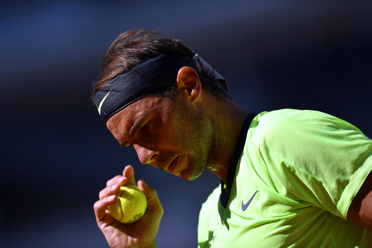 Rafa Nadal sujetando una pelota de tenis