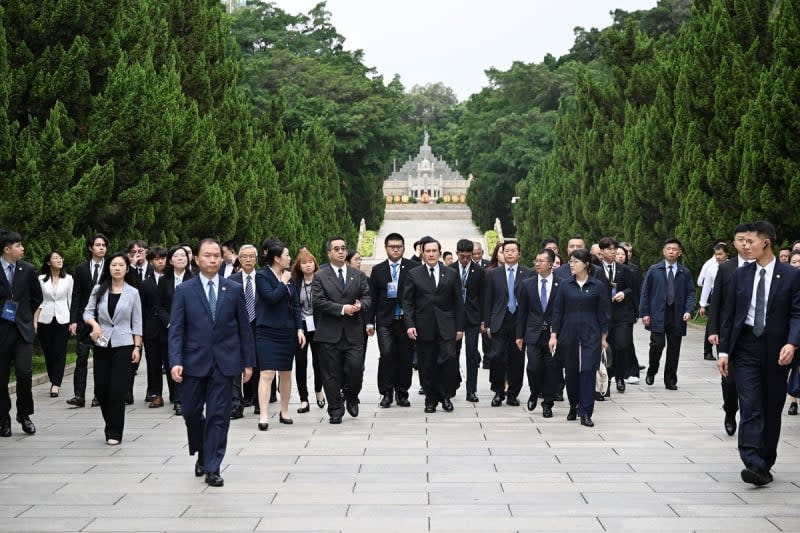 馬英九3日上午參訪黃花崗七十二烈士墓園。馬英九基金會提供