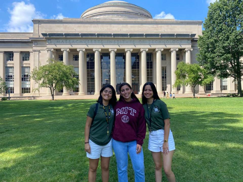 De izquierda a derecha: Romina Cano Velásquez, Fabiana González Zambrano y Ana Camba Gomes, tres recién graduadas del Honors College del Miami Dade College, en el campus del MIT para su orientación. Las tres graduadas del MDC se encuentran entre los 20 estudiantes de todo el mundo que fueron aceptados como estudiantes de transferencia en la prestigiosa universidad de Cambridge, Massachusetts.