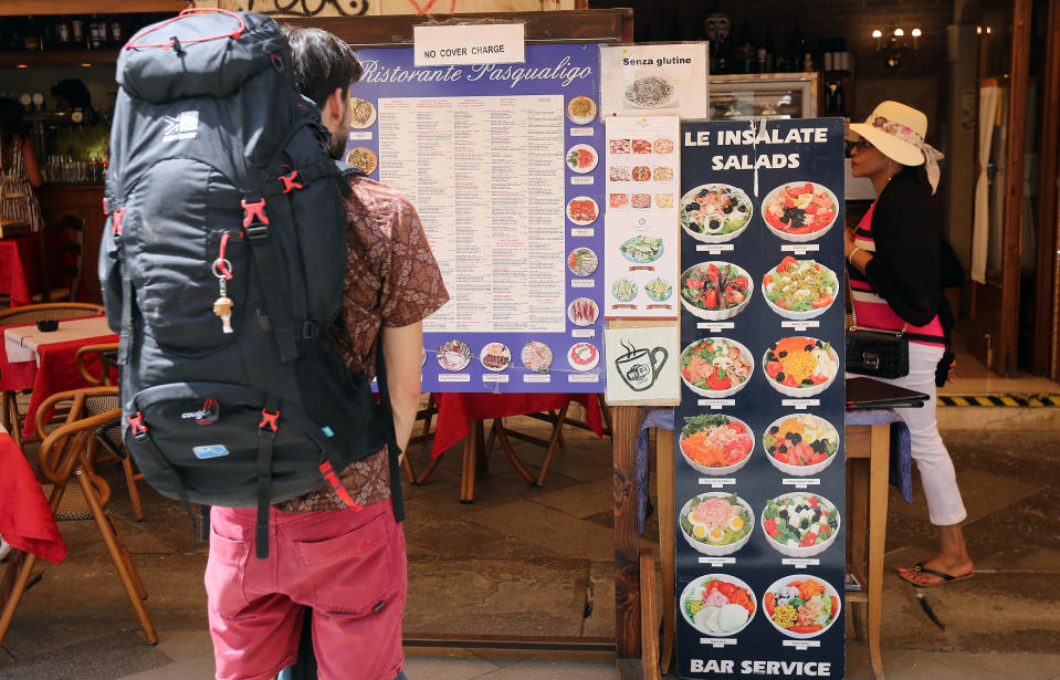 El Gruppo 25 Aprile denuncia que la práctica de cobrar precios desorbitados en los restaurantes venecianos a los turistas está muy extendida. (Foto: REUTERS/Stefano Rellandini)