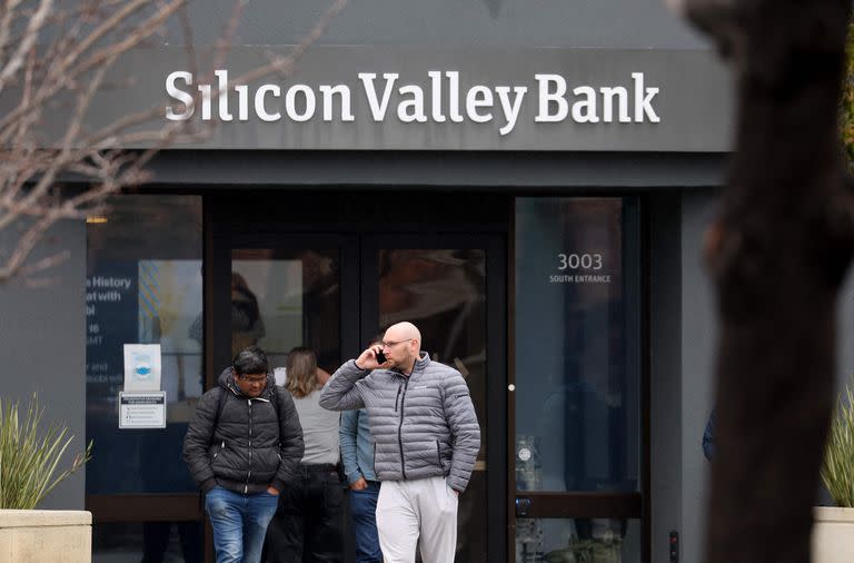 Empleados frente a la sede del Silicon Valley Bank (SVB) el 10 de marzo de 2023 en Santa Clara, California.