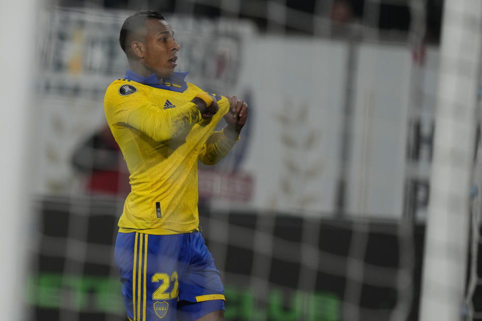 Sebastián Villa, de Boca Juniors de Argentina, festeja el segundo tanto de su equipo ante Colo-Colo de Chile, el miércoles 3 de mayo de 2023, en un partido de la Copa Libertadores, disputado en Santiago . (AP Foto/Esteban Félix)