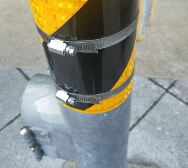 一名網友遭馬路旁號誌燈桿外露的鐵片刮傷。（圖／翻攝自爆怨公社）