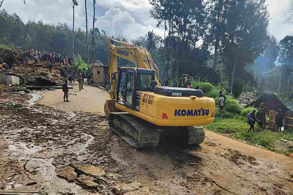 maquinaria pesada en labores de rescate por el deslizamiento de tierra en papúa nueva guinea