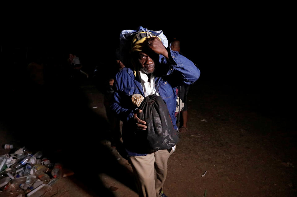 <p>A man from Honduras, part of a caravan of Central American migrants moving through Mexico toward the U.S. border, carries his belongings before taking a bus bound for Puebla, in Matias Romero, Mexico April 5, 2018. (Photo: Henry Romero/Reuters) </p>