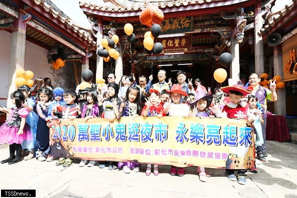 林市長帶領一群精心打扮有趣的小鬼們，先在縣定古蹟慶安宮進行祈福，並拜訪特色店家。（記者方一成攝）