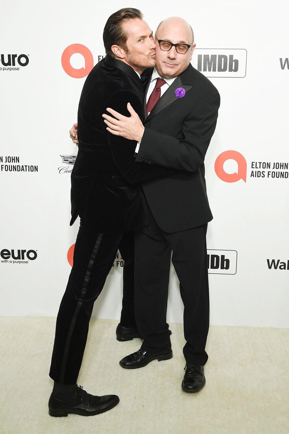 <em>Sex & the City </em>reunion! Jason Lewis smooches Willie Garson on the cheek outside of the Elton John AIDS Foundation Oscar Viewing Party. 