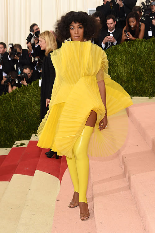 <p>Attention aux coups de vent ! En voulant jouer à fond la carte du déstructuré, sa tenue ne ressemble… à rien ! La couleur jaune canari, très flashy, finit de rendre la robe complètement kitsch. </p><p> Crédit photo : Getty Images <br></p>