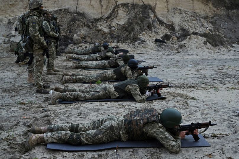 Miembros del recién formado batallón Siberia de las Fuerzas Armadas de Ucrania participan en ejercicios militares cerca de Kiev el 24 de octubre de 2023.