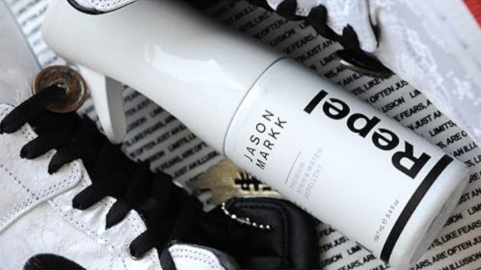 ¿El secreto para mantener tus zapatos de un blanco reluciente? Este spray protector de US$17