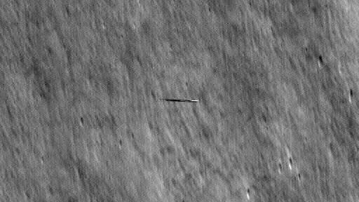     Ein dunkler Streifen auf dem Mond, gesehen von einer NASA-Raumsonde. 