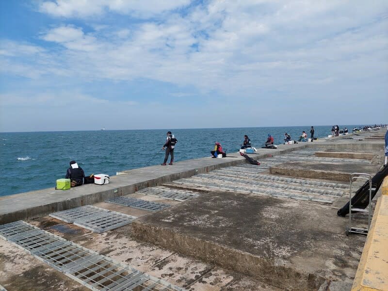 海洋盃全國友善釣魚交流賽  台中港登場 第3屆「海洋盃全國友善釣魚交流賽」以「友善垂 釣、資源永續」為理念，21日在台中港北堤舉辦，吸 引400名釣魚好手參賽。 （海洋委員會海洋保育署提供） 中央社記者張已亷傳真  113年4月21日 