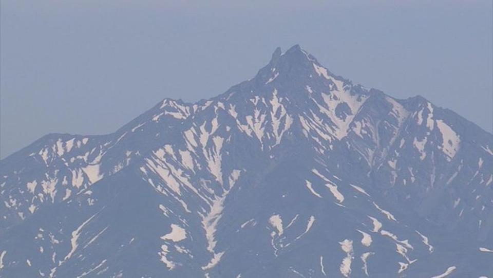 北海道利尻富士町的利尻山中午發生雪崩，至少有3名登山客遭到活埋。（翻攝自X@naruhikosaito）