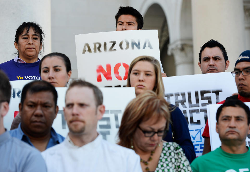 Activistas y manifestantes rechazan las leyes antiinmigrantes promulgadas en Arizona. (Getty Images)