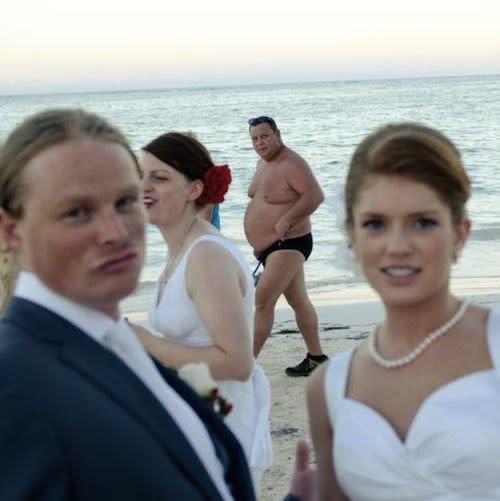 <p>Strandhochzeiten sind total romantisch? Nun ja, wie man’s nimmt. Zumindest ist an der Location im weißen Sand neben eingeladenen Freunden und Verwandten auch mit Badegästen zu rechnen. (Bild: cheezburger.com)<br></p>