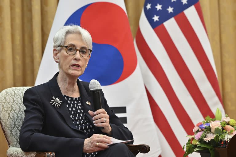 La vicesecretaria de Estado de Estados Unidos, Wendy Sherman, tras una reunión con el viceministro surcoreano de Exteriores en el Ministerio de Exteriores en Seúl, el martes 7 de junio de 2022.  (Jung Yeon-je /Pool Foto via AP)