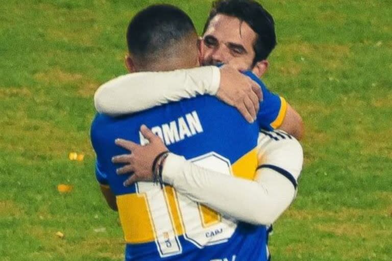 Gago se abraza con Riquelme, durante el partido homenaje a Román en junio de 2023