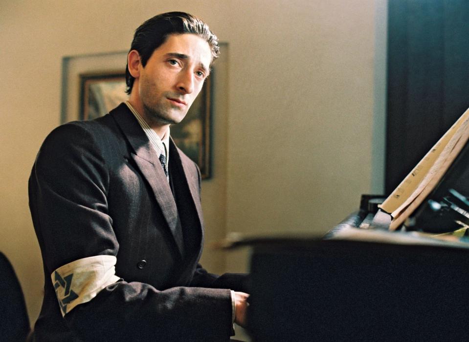 Als im Warschauer Ghetto die Deportationen nach Auschwitz beginnen, bleibt der Radio-Pianist Wladyslaw Szpilman (Adrien Brody) zurück. Dank engagierter Kameraden gelingt ihm die Flucht aus dem Ghetto in die Stadt, er kann sich während des Krieges verstecken. In seinem mit drei Oscars prämierten Drama "Der Pianist" (2002) beschäftigte sich Regisseur Roman Polanski auch mit seiner eigenen Vergangenheit: Als Kind überlebte der Regisseur den Holocaust. (Bild: ARD / Degeto)