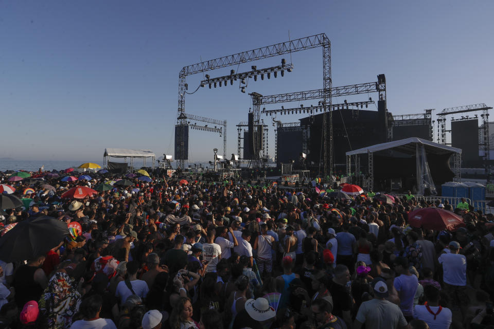 Fans esperan el comienzo del último concierto de la gira Celebration de Madonna en la playa de Copacabana en Río de Janeiro, Brasil, el sábado 4 de mayo de 2024. (Foto AP/Bruna Prado