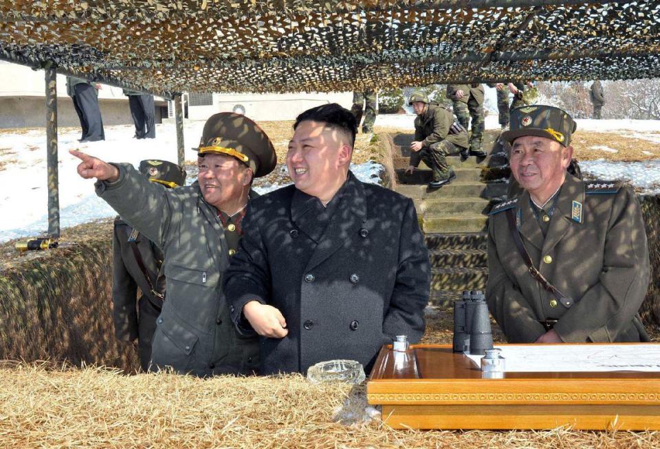 El líder norcoreano, Kim Jong-Un, atiende a la explicación de un mando militar durante unos ejercicios con fuego real.