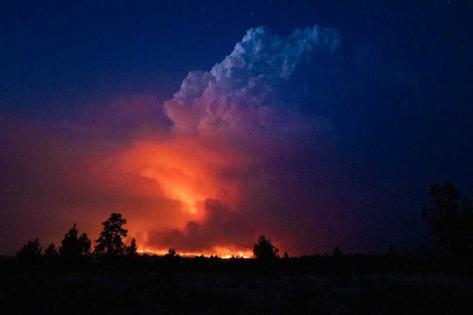 Una fotografía proporcionada muestra las llamas y el humo del Bootleg Fire en el sur de Oregon, el 14 de julio de 2021. (John Hendricks / Oficina del Jefe de Bomberos del Estado de Oregon a través de The New York Times)