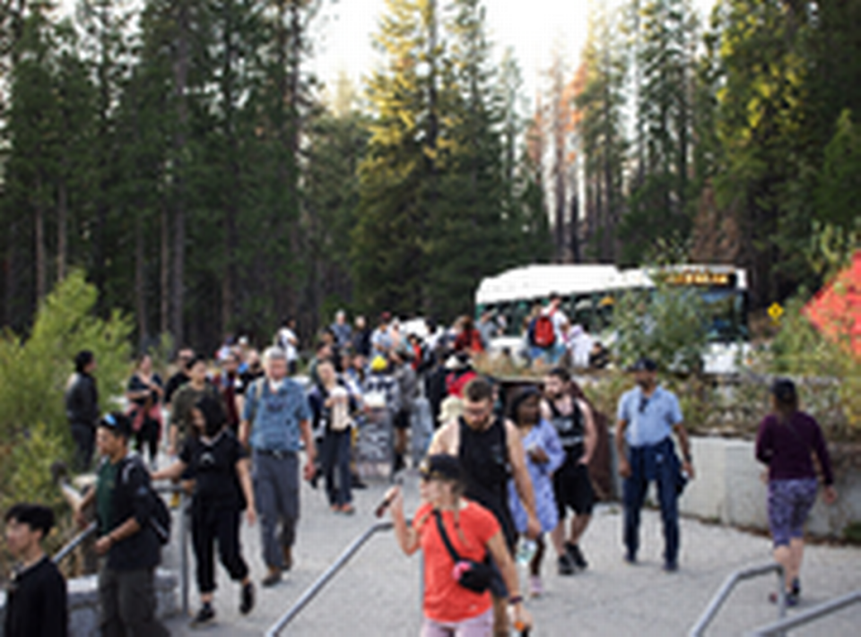 Decenas de turistas bajan de un autobús de enlace en la entrada sur del Parque Nacional Yosemite. Los visitantes podrían no tener acceso a los servicios e instalaciones del parque si este cierra.